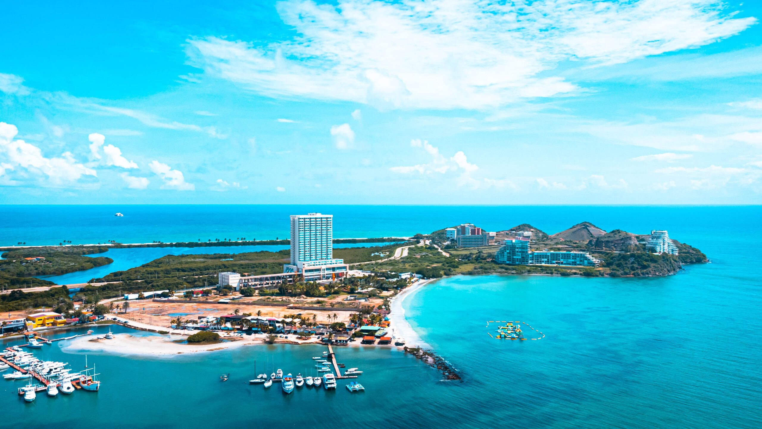 Con una ubicación envidiable, a pocos pasos de Playa Concorde y Playa La Caracola, el Wyndham Concorde Resort Isla Margarita es el lugar ideal para disfrutar sus vacaciones 5 estrellas en el Caribe